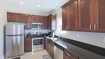 House, 3 Bedrooms | Private kitchen | Fridge, oven, coffee/tea maker