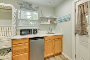 Apartment (0 Bedroom) | Interior - 1 Mi to Rockport Beach: Quaint Studio w/ Patio (Rockport)