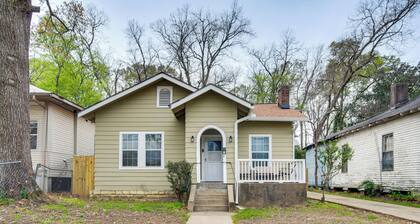 Cozy Vicksburg Home w/ Patio ~ 1 Mi to Riverfront!