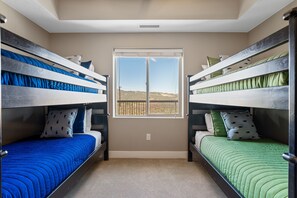 3 bedrooms, desk, laptop workspace, iron/ironing board - Sunset Point #w302 3 Bedroom Condo (St. George)