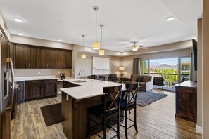 Condo, 3 quartos | Cozinha privada | Geladeira, fogão, cafeteira/chaleira, torradeira