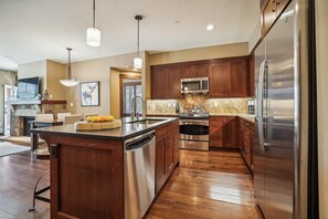 Appart'hôtel, 2 chambres | Cuisine privée | Réfrigérateur, four, cafetière/bouilloire, grille-pain