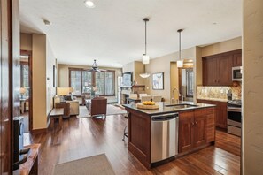 Appart'hôtel, 2 chambres | Cuisine privée | Réfrigérateur, four, cafetière/bouilloire, grille-pain