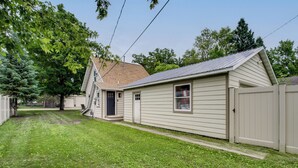 A single-story house with a sloped roof, a front door, and a small window. - Stylish 'crosby Cottage' - 1 Mi to Serpent Lake! (Crosby)