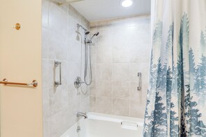 House (3 Bedrooms) | Interior - Quiet Greenwich Home w/ Pool + Screened Porch! (Greenwich)