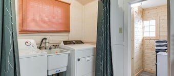 Downtown Anaconda Studio: Walk to Dining & Bars!
