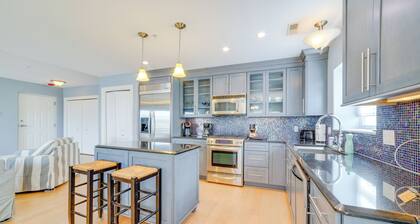Charming New Buffalo Condo: Walk to Lake Michigan!
