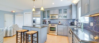 Charming New Buffalo Condo: Walk to Lake Michigan!