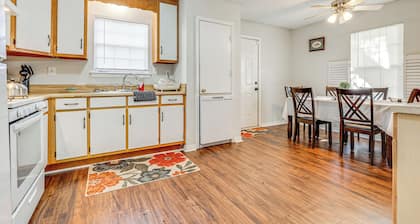 Charming Satsuma Home ~ 14 Mi to Mobile!
