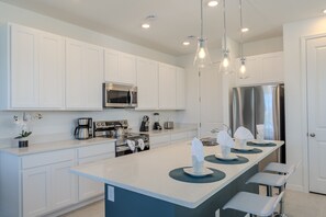 Fridge, microwave, oven, stovetop - Brand New 3/2 Townhome close to Disney 348 (Davenport)