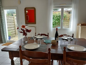 Dining - Small Single-storey House and its South-facing Garden (Concarneau)