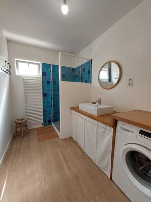 Shower, hair dryer, towels - Small Single-storey House and its South-facing Garden (Concarneau)
