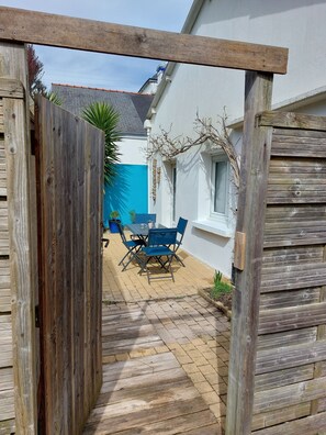 Outdoor dining - Small Single-storey House and its South-facing Garden (Concarneau)