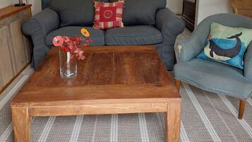 Télévision, livres, espaces bureaux