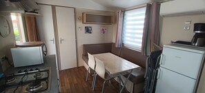 Een koelkast, een microgolfoven, een kookplaat