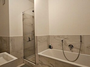 Douche, sèche-cheveux, serviettes fournies, savon