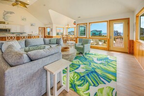 Smart-TV, DVD-spiller, bøker og stereoanlegg