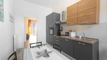 Kühlschrank, Mikrowelle, Ofen, Geschirrspüler