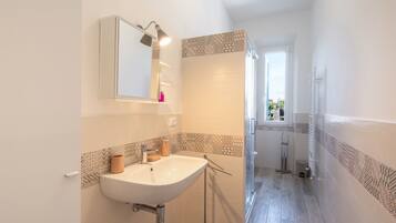 Dusche, Haartrockner, Bidet, Handtücher