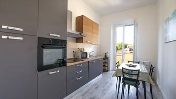 Kühlschrank, Mikrowelle, Ofen, Geschirrspüler