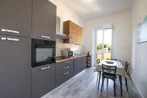 Een koelkast, een microgolfoven, een oven, een vaatwasser