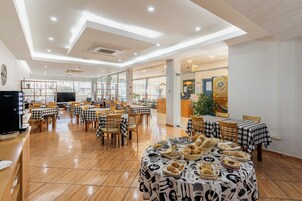 Daily continental breakfast (EUR 9.9 per person)