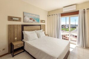 Quarto Duplo com Varanda | Desk, free WiFi