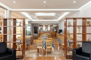 Daily continental breakfast (EUR 9.9 per person)