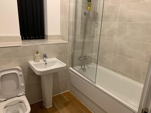 Casa | Bagno | Doccia, asciugacapelli, asciugamani