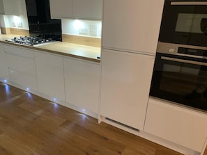 Private kitchen - Brand New Entire 4 Bed House/multiple Parking (South Ockendon)