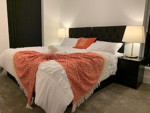 4 bedrooms, desk, soundproofing, iron/ironing board - Brand New Entire 4 Bed House/multiple Parking (South Ockendon)