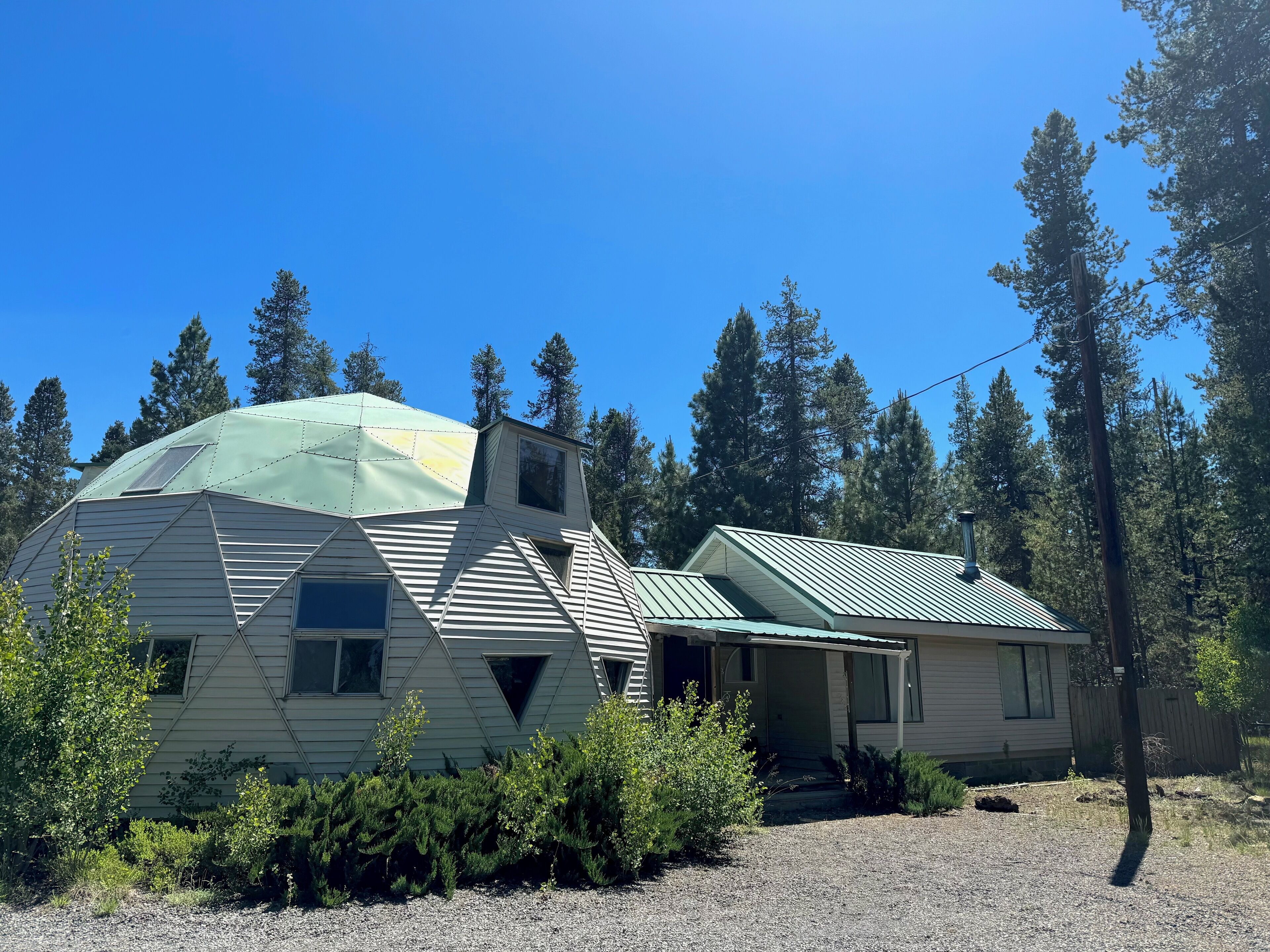 Cozy, Unique Geodesic Home in La Pine has Wood Stove, Private Deck, Hot Tub!