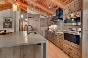 Horno, cafetera y tetera y utensilios de cocina