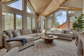 Televisión y chimenea