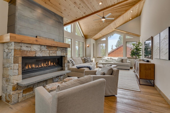 Televisión y chimenea