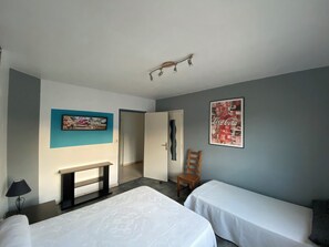 2 Schlafzimmer, Schreibtisch, Bügeleisen/Bügelbrett, Reisekinderbett