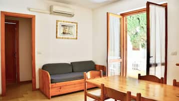 Een 24-inch flatscreentelevisie met satellietzenders