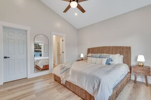 4 bedrooms, desk, iron/ironing board, travel crib