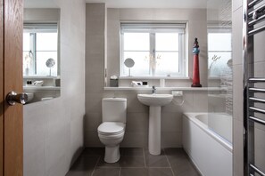 Assecador de cabells, tovalloles, sabó i xampú 