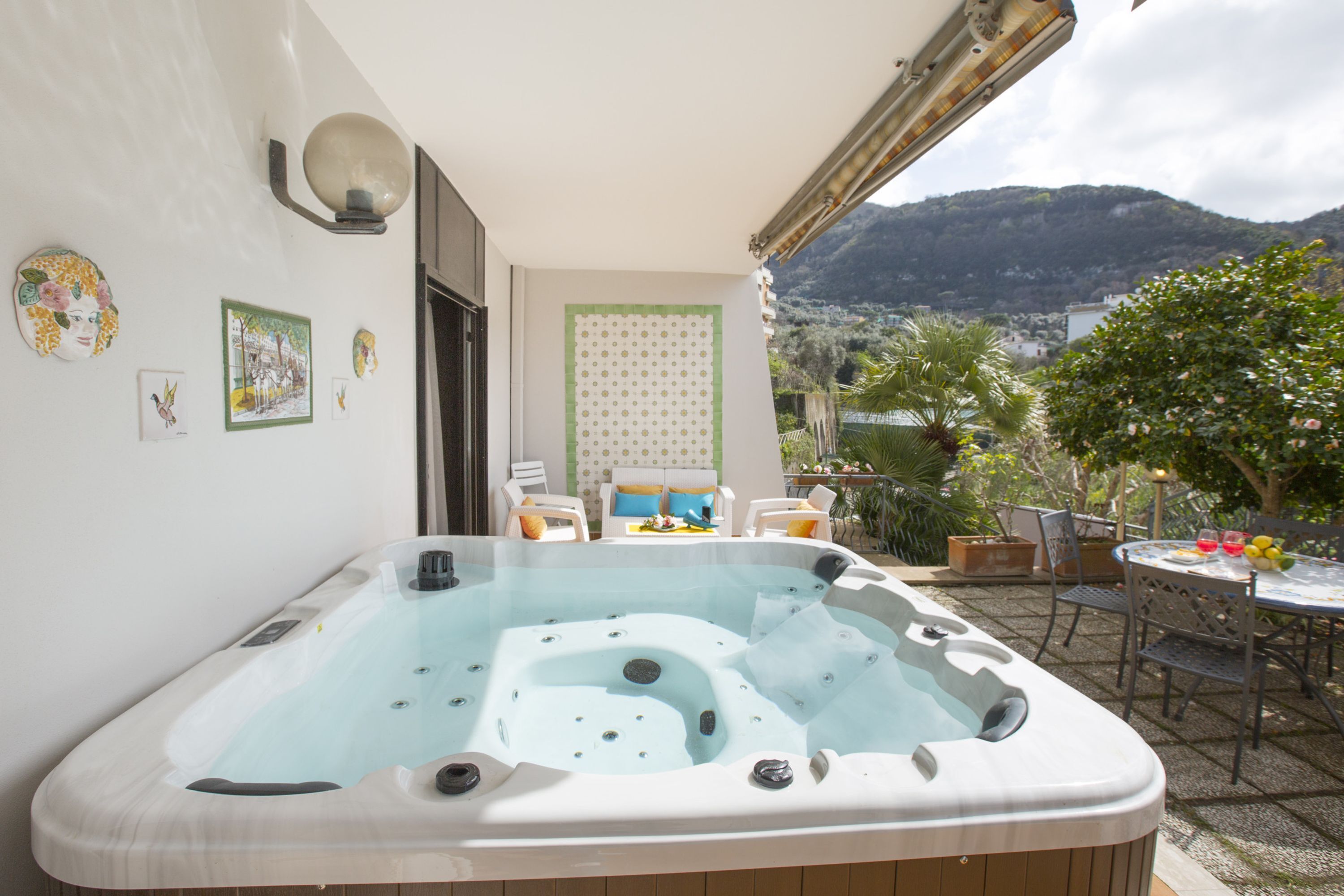 Un jacuzzi con vistas a un paisaje montañoso.