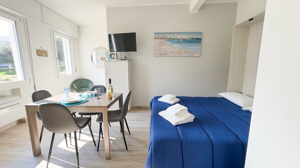 Een strijkplank/strijkijzer, beddengoed