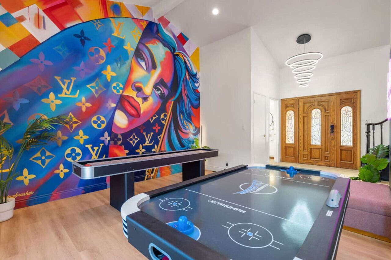 Pool House - Game Room Fun Spacious Designer Dream