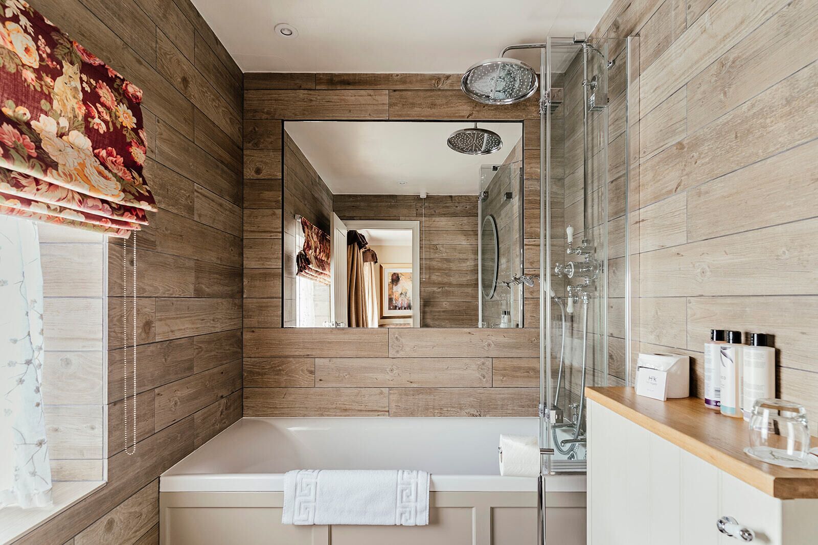 Kombinasi shower/bathtub dan perlengkapan mandi gratis