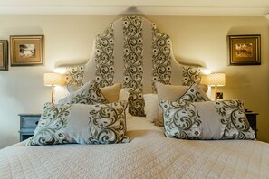 Minibar, individually decorated, individually furnished, desk