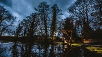 Bagian depan properti - sore/malam