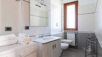 Dusch, hårtork och handdukar