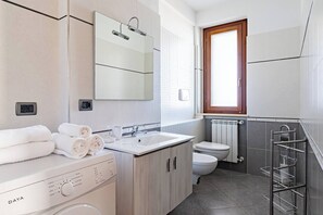 Shower, hair dryer, towels - La Costa 75 - YourPlace Abruzzo (San Vito Chietino)
