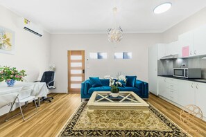 Living area - Carlingford sweet studio with WiFi& Parking (Carlingford)