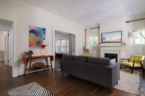 Smart TV, livros, aparelho de som, escritórios