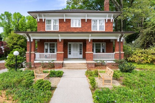 Family & Group Retreat w/ Hot Tub + Office Space Central GSO